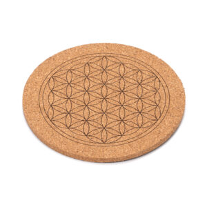 Ein runder Untersetzer aus Kork, in den das geometrische Muster der Blume des Lebens eingraviert ist.