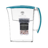 Transparente Wasserfilter-Kanne von Lotus Vita in Aquamarinblau mit sichtbarer Filterkartusche.