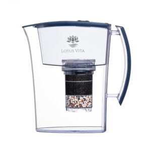 Seitliche Ansicht einer transparenten Wasserfilter-Karaffe mit blauem Deckel und Griff, die einen mehrstufigen Filter enthält.