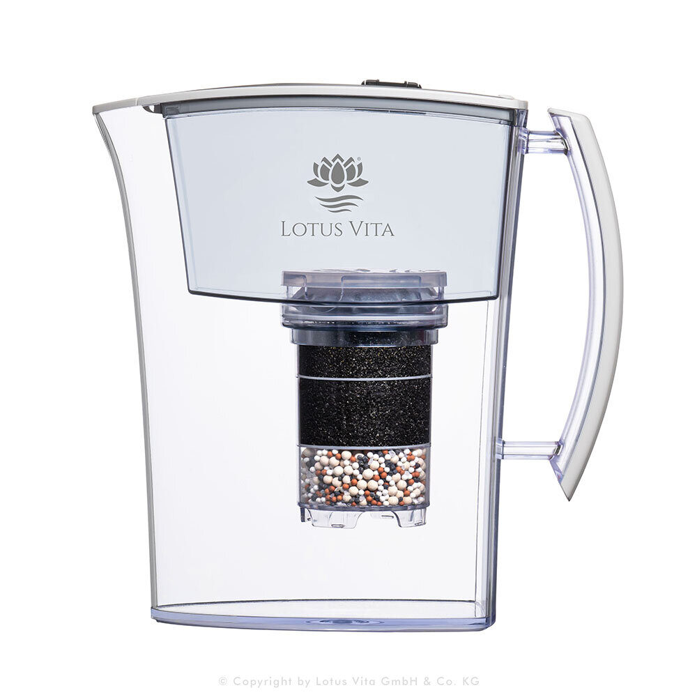 Eine weiße Wasserfilterkanne von Lotus Vita mit einer sichtbaren, mehrschichtigen Filterkartusche aus Aktivkohle und Mineralsteinen.