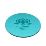 Runder, türkisfarbener Filzuntersetzer mit eingeprägtem Lotus Vita Logo, auf weißem Hintergrund.