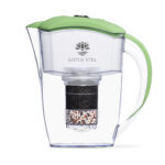 Transparente Wasserfilter-Karaffe mit pistaziengrünem Deckel und Griff, die eine mehrstufige Filterkartusche zur Reinigung von Trinkwasser enthält.