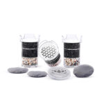 Drei mehrstufige Wasserfilter-Kartuschen und vier runde Kalkfilter-Pads, die als Set für einen sechsmonatigen Vorrat angeordnet sind.