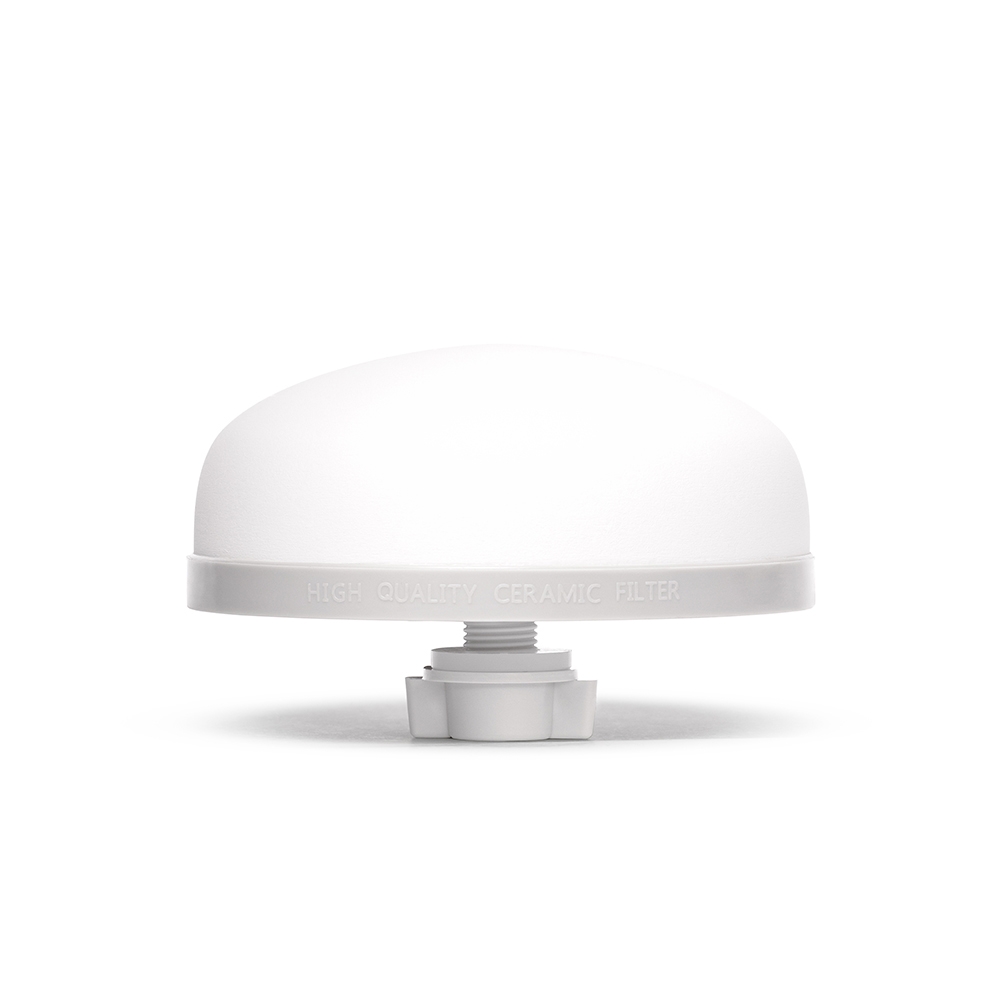 Ein hochweißer, kuppelförmiger Keramikfilter auf einem grauen Sockel zur Entfernung von Partikeln und Mikroplastik.