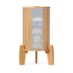 Ein Glas-Wasserfilter mit einem Lichtschutz und Sockel aus nachhaltigem Bambus.