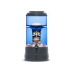 Glas-Wasserfilter mit einem 5-Liter-Behälter aus blauem Glas, einem anthrazitfarbenem Sockel und einer sichtbaren Filterkartusche im Inneren.