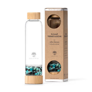 Gläserne Trinkflasche mit Bambusdetails und einer separaten Kammer gefüllt mit türkisen und schwarzen Edelsteinen, präsentiert neben der dazugehörigen Produktverpackung.