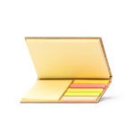 Aufgeklappter Notizblock mit Bambuseinband, einem großen gelben Haftnotizblock und bunten Klebezetteln.