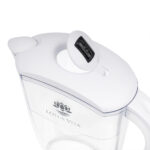 Weißer Deckel einer Wasserfilterkanne von Lotus Vita mit integrierter, digitaler Anzeige für den Filterwechsel.