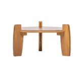 Ein eleganter, dreibeiniger Bambus-Sockel zur Erhöhung eines Wasserfiltersystems.