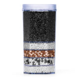 Eine transparente Wasserfilter-Kartusche im Querschnitt, die die einzelnen Schichten aus Aktivkohle und Mineral-Keramiken zur Wasseraufbereitung zeigt.