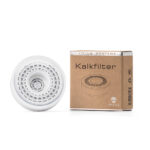 Weißes, wiederbefüllbares Kalkfilter-Gehäuse neben der dazugehörigen Produktverpackung von Lotus Vita.