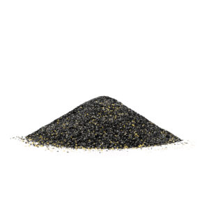 Filtergranulat aus einem Lotus Vita Kalkfilter-Nachfüllset, eine Mischung aus schwarzer Aktivkohle und goldenem Ionentauscher.