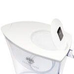 Weißer Ersatzdeckel mit digitaler Wechselanzeige, passgenau auf einer transparenten Wasserfilterkanne platziert.