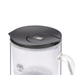 Nahaufnahme des schwarzen Deckels einer Glas-Filterkanne mit integriertem digitalem Zählwerk zur Anzeige des Filterwechsels.