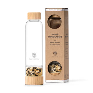 Nachhaltige Lotus Vita Glas-Trinkflasche mit Bambusdeckel und separatem Edelsteinfach, präsentiert neben ihrer umweltfreundlichen Kartonverpackung.