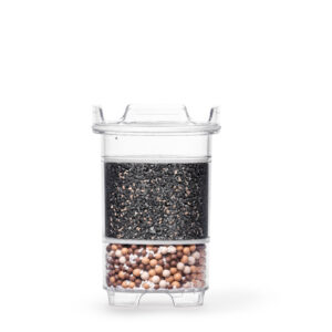 Eine transparente Wasserfilter-Kartusche, gefüllt mit Aktivkohle und Mineralien zur natürlichen Trinkwasseraufbereitung.