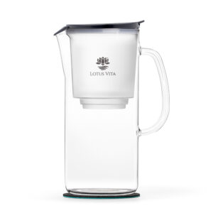 Eine elegante Glas-Filterkaraffe mit schwarzem Deckel und innenliegendem Filterbehälter, verziert mit dem Lotus Vita Logo.