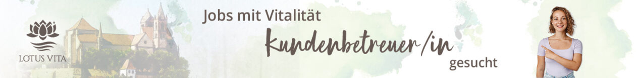Eine lächelnde Frau zeigt auf den Slogan 'Jobs mit Vitalität' und die Stellenausschreibung 'Kundenbetreuer/in gesucht' auf einem Werbebanner von Lotus Vita.