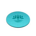 Runder, türkisfarbener Filz-Untersetzer mit eingeprägtem Lotus Vita Logo in der Mitte.