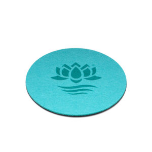 Runder, türkisfarbener Filz-Untersetzer mit eingeprägtem Lotus Vita Logo in der Mitte.